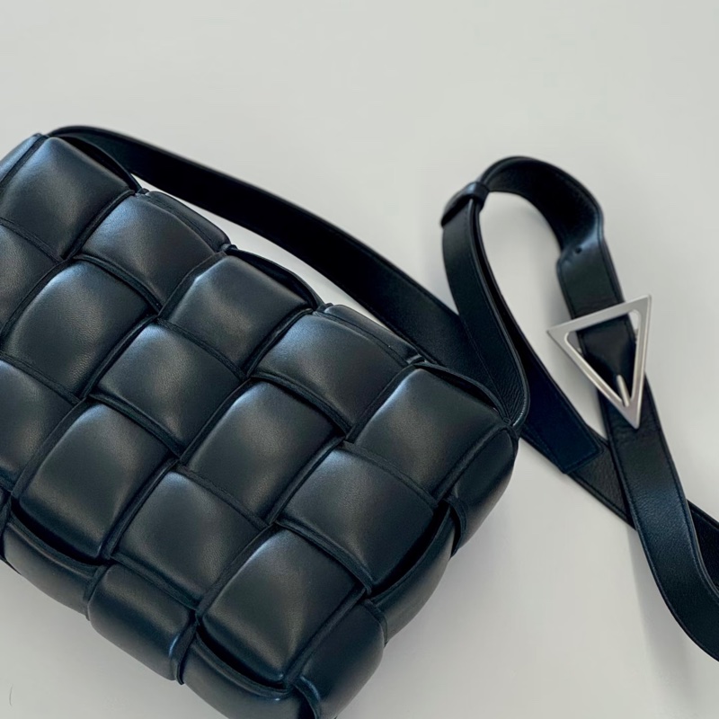 🈶台灣購證 #近新帶膜 #專櫃1️⃣5️⃣萬 Bv Cassette黑銀枕頭包-1