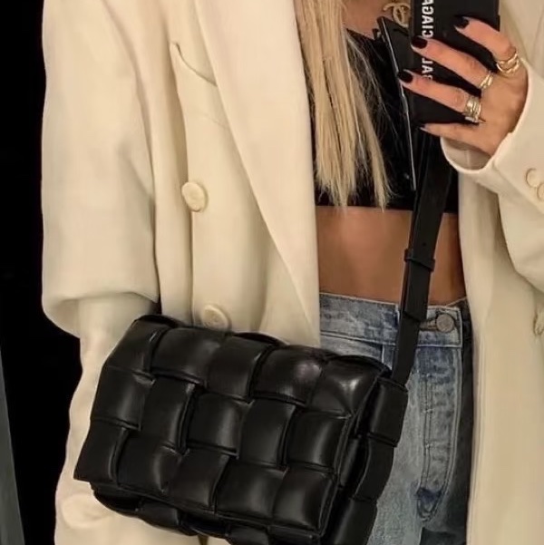 🈶台灣購證 #近新帶膜 #專櫃1️⃣5️⃣萬 Bv Cassette黑銀枕頭包-2