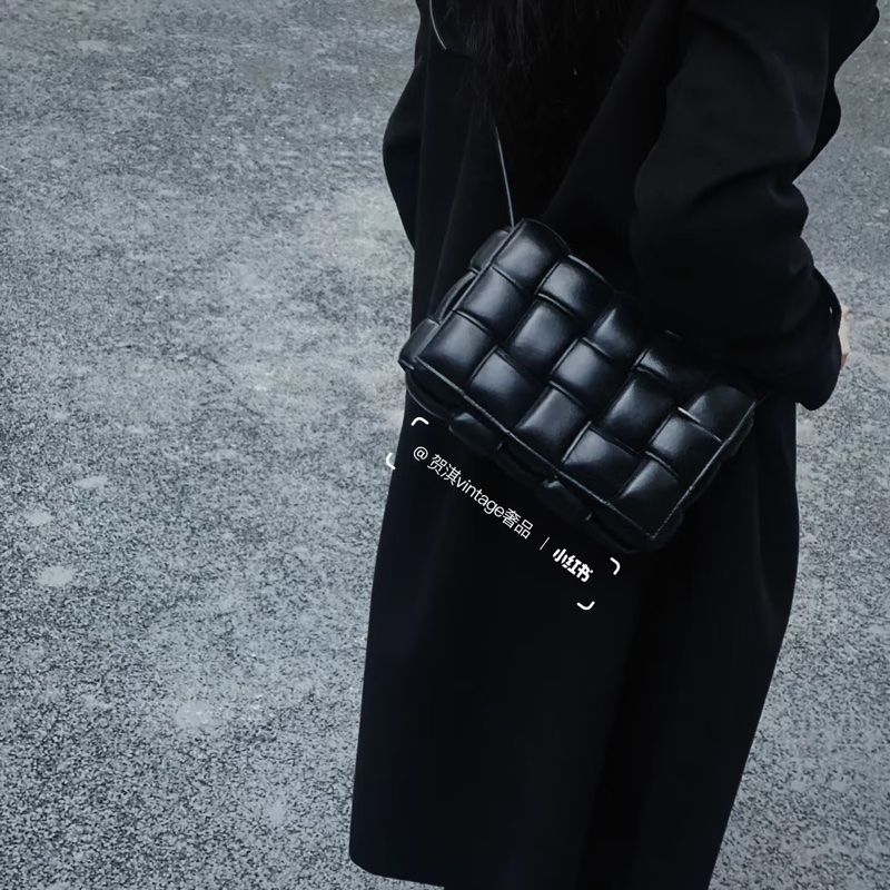 🈶台灣購證 #近新帶膜 #專櫃1️⃣5️⃣萬 Bv Cassette黑銀枕頭包-3