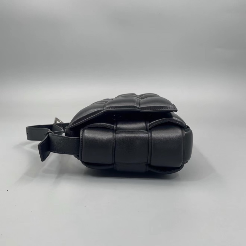 🈶台灣購證 #近新帶膜 #專櫃1️⃣5️⃣萬 Bv Cassette黑銀枕頭包-7