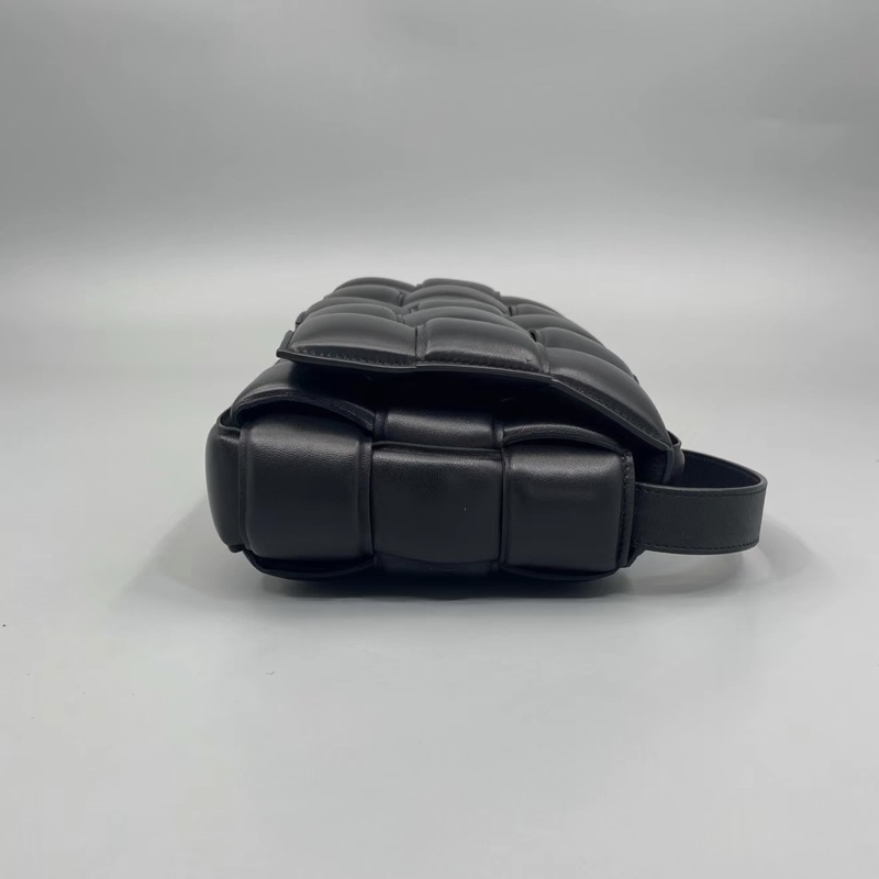 🈶台灣購證 #近新帶膜 #專櫃1️⃣5️⃣萬 Bv Cassette黑銀枕頭包-8