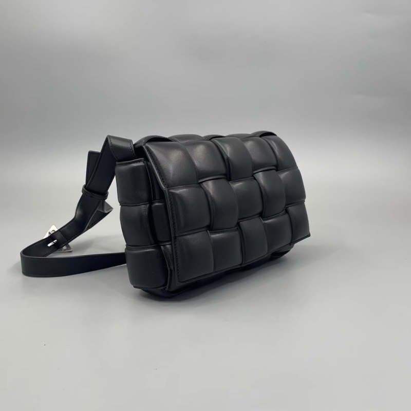 🈶台灣購證 #近新帶膜 #專櫃1️⃣5️⃣萬 Bv Cassette黑銀枕頭包-9