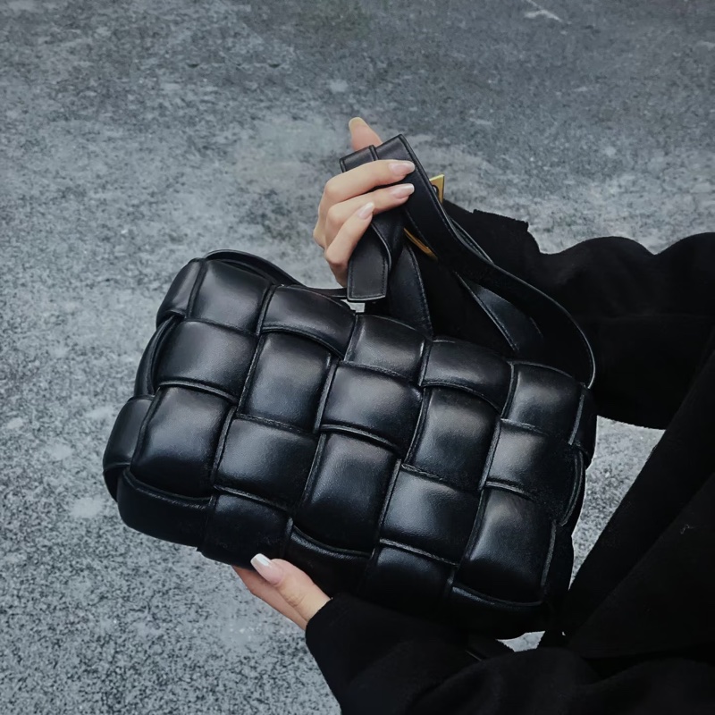 Bv黑銀編織枕頭斜挎包 #閒置帶膜 #男女同款 #櫃上在售1️⃣5️⃣萬-2