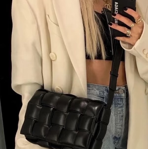 Bv黑銀編織枕頭斜挎包 #閒置帶膜 #男女同款 #櫃上在售1️⃣5️⃣萬-3