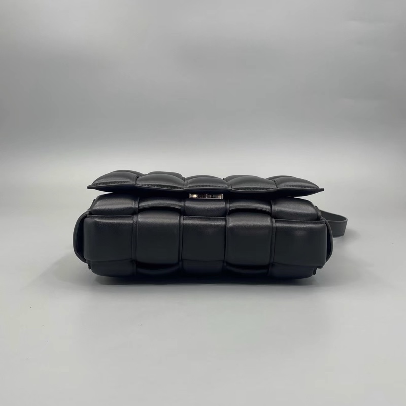 Bv黑銀編織枕頭斜挎包 #閒置帶膜 #男女同款 #櫃上在售1️⃣5️⃣萬-5