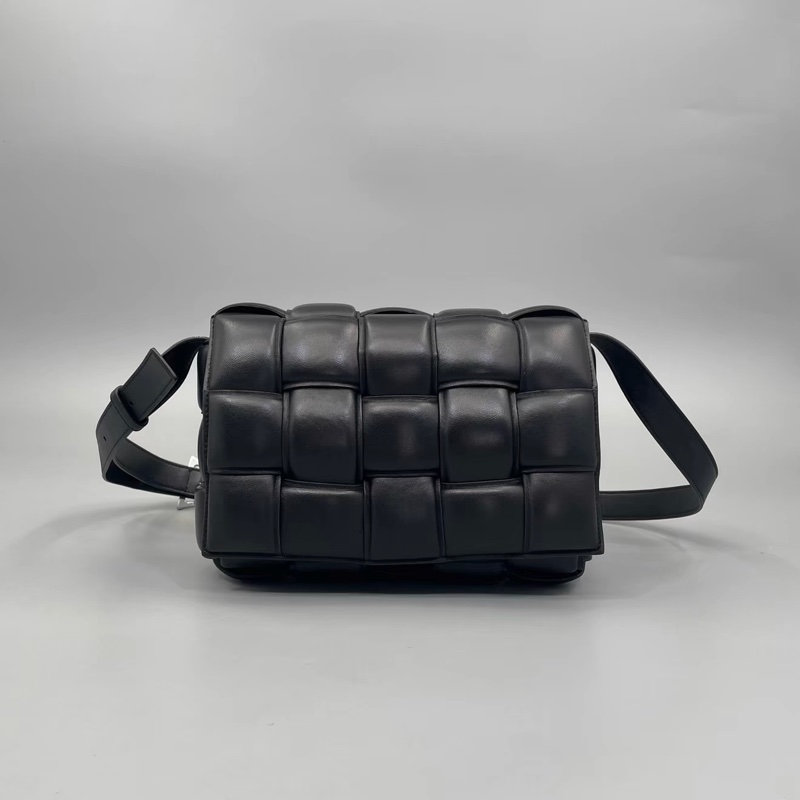 Bv黑銀編織枕頭斜挎包 #閒置帶膜 #男女同款 #櫃上在售1️⃣5️⃣萬-10