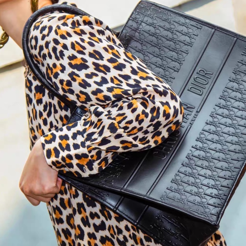 #全新閒置 #超稀有釋出✨ Dior tote全黑牛皮壓花托特包 中號-0