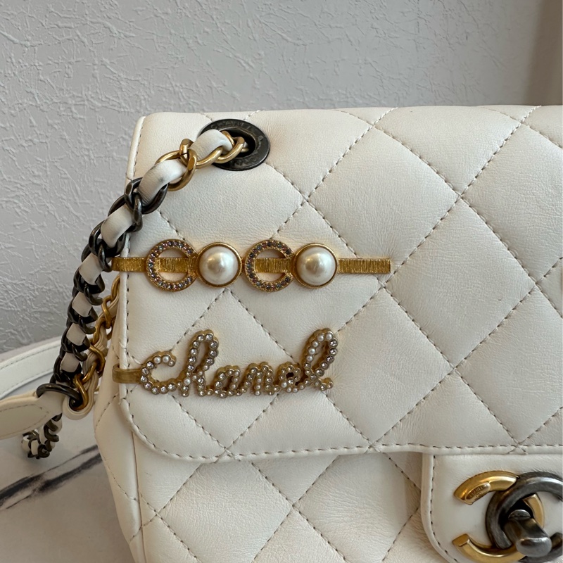 Chanel 珍珠徽章口蓋包大小超剛好-1