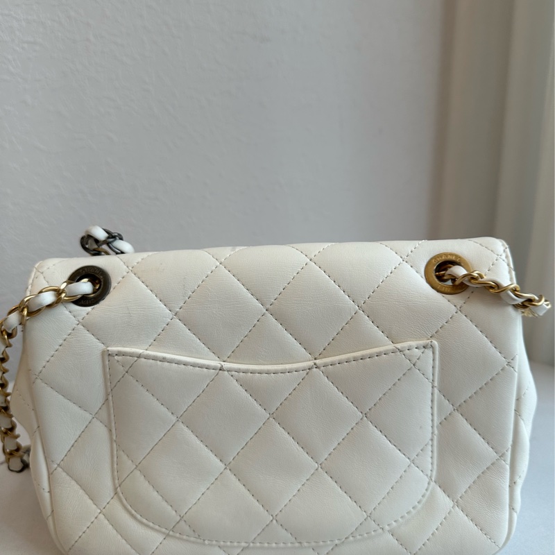 Chanel 珍珠徽章口蓋包大小超剛好-3