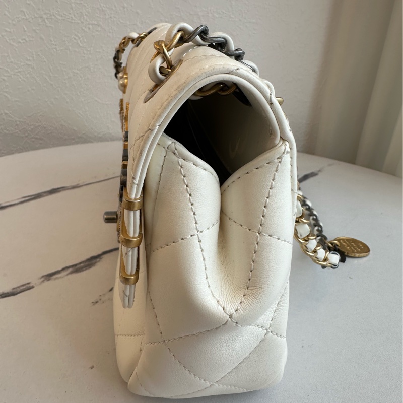 Chanel 珍珠徽章口蓋包大小超剛好-4