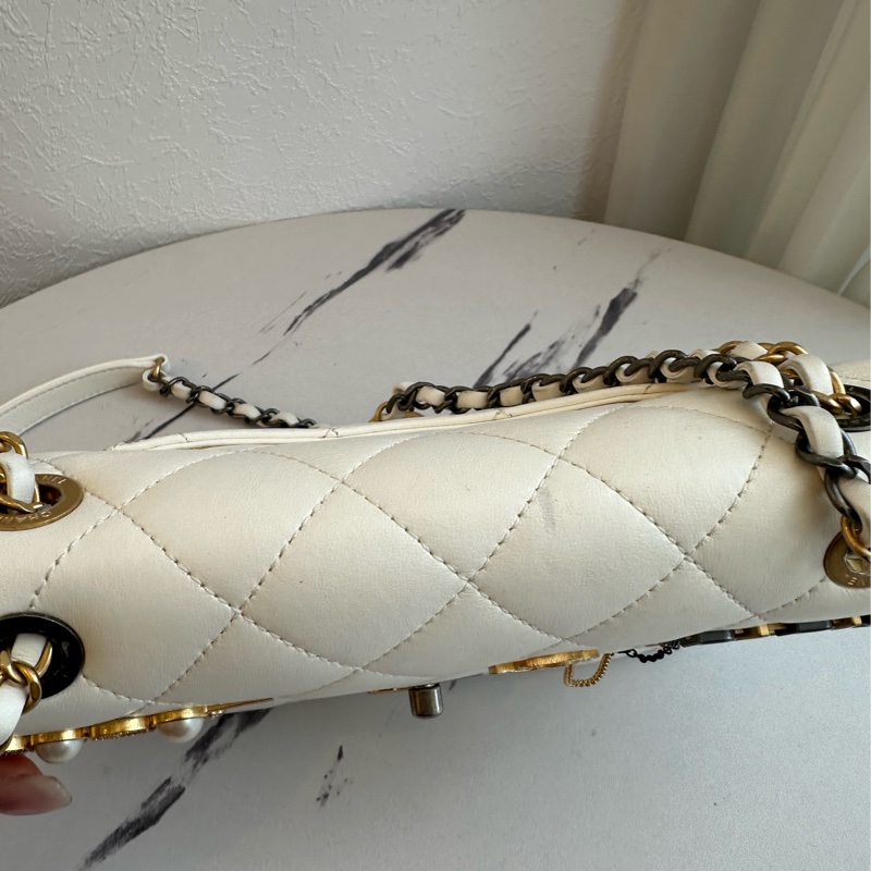 Chanel 珍珠徽章口蓋包大小超剛好-5