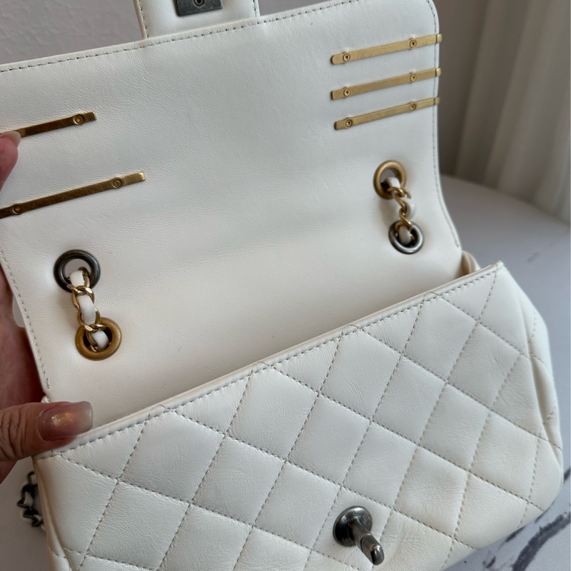 Chanel 珍珠徽章口蓋包大小超剛好-10