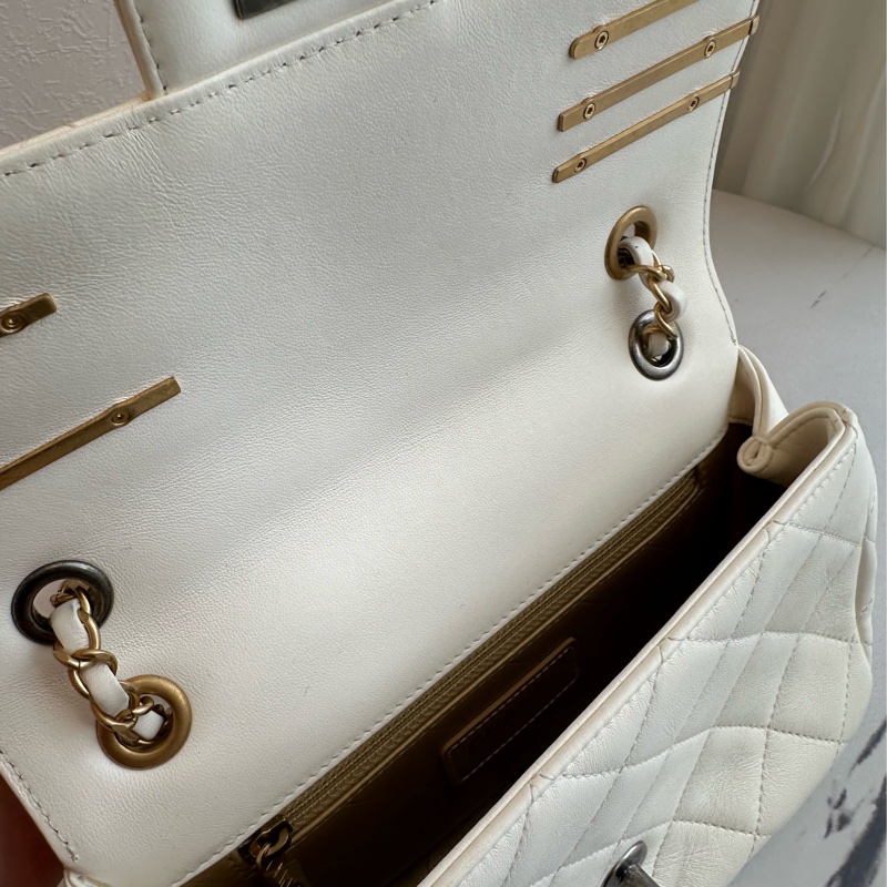 Chanel 珍珠徽章口蓋包大小超剛好-11