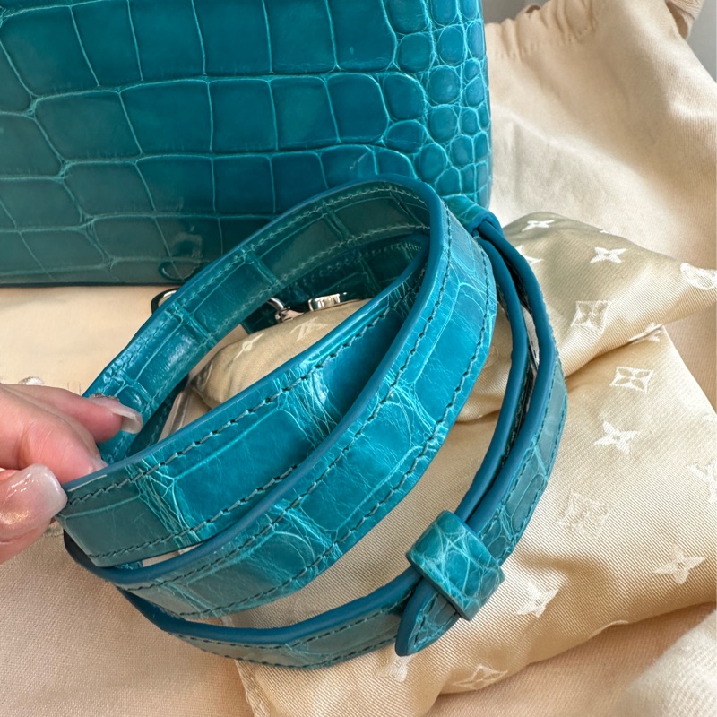 lv極品 鱷魚皮🥹🥹🥹Louis Vuitton Capucines BB 款綠松石色鱷魚皮手提包-6