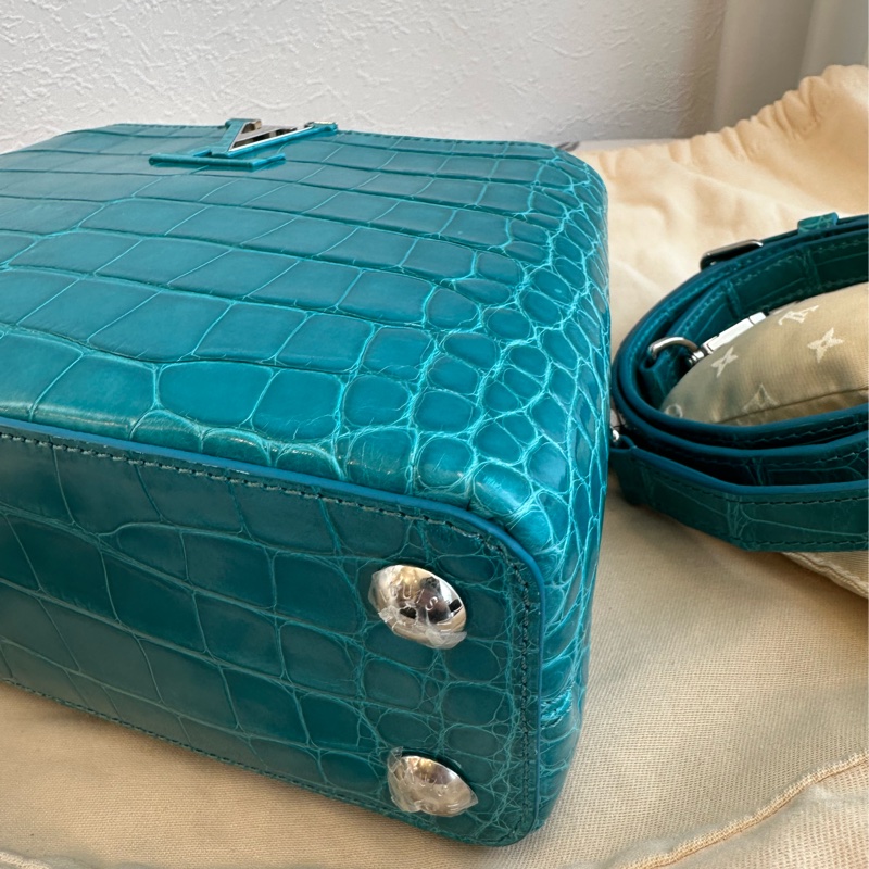 lv極品 鱷魚皮🥹🥹🥹Louis Vuitton Capucines BB 款綠松石色鱷魚皮手提包-14