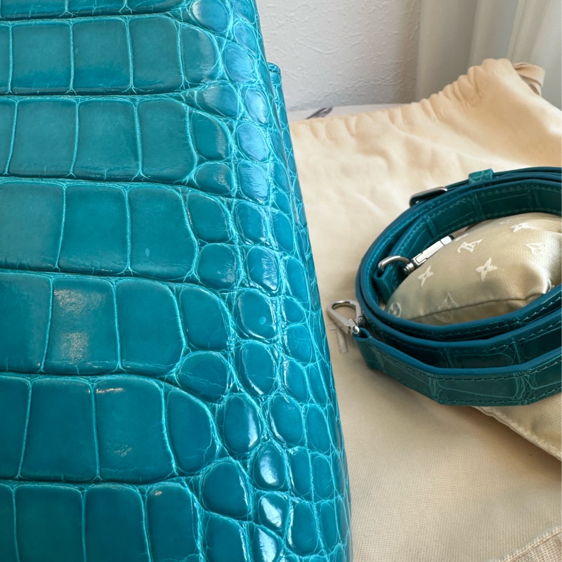lv極品 鱷魚皮🥹🥹🥹Louis Vuitton Capucines BB 款綠松石色鱷魚皮手提包-15