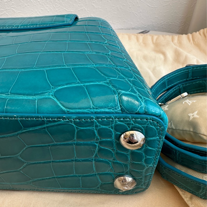 lv極品 鱷魚皮🥹🥹🥹Louis Vuitton Capucines BB 款綠松石色鱷魚皮手提包-16