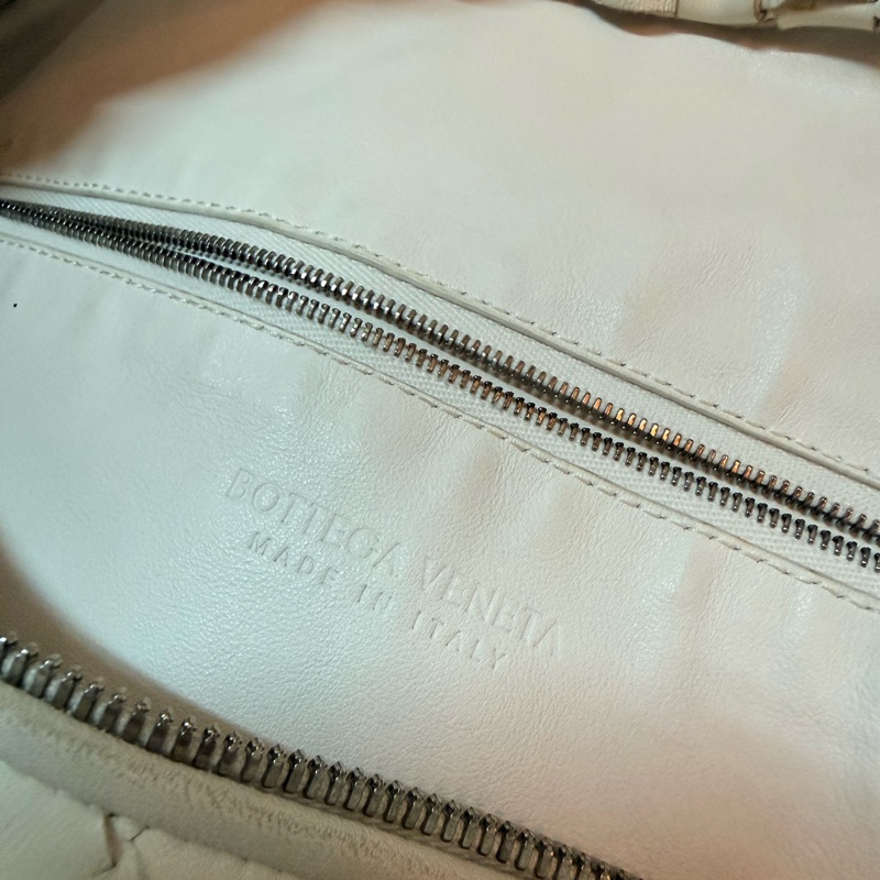 柔軟小羊皮 中古 BV包 鬆弛感 Bottega Veneta Jodie 粉筆白 編織皮革 /側背/手提 最大尺寸 White-11