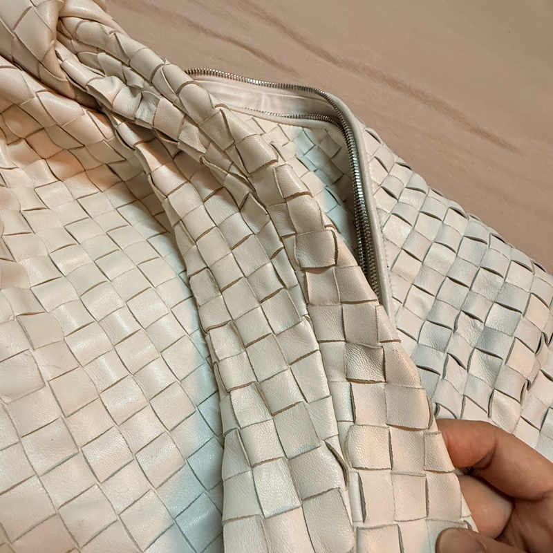 柔軟小羊皮 中古 BV包 鬆弛感 Bottega Veneta Jodie Medium 粉筆白 編織皮革 /側背/手提 最大尺寸 White-27