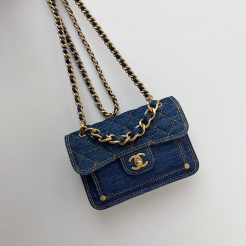 98新Chanel 23S系列牛仔郵差包 非常火的牛仔系列 芯片款 小號可放大手機