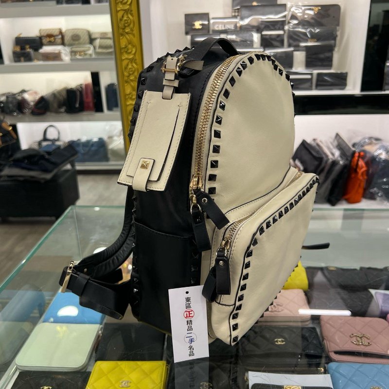 東區正精品㊣VALENTINO GARAVANI 黑色拚白色小牛皮鉚釘雙層拉鍊後背包 RZ4807-1