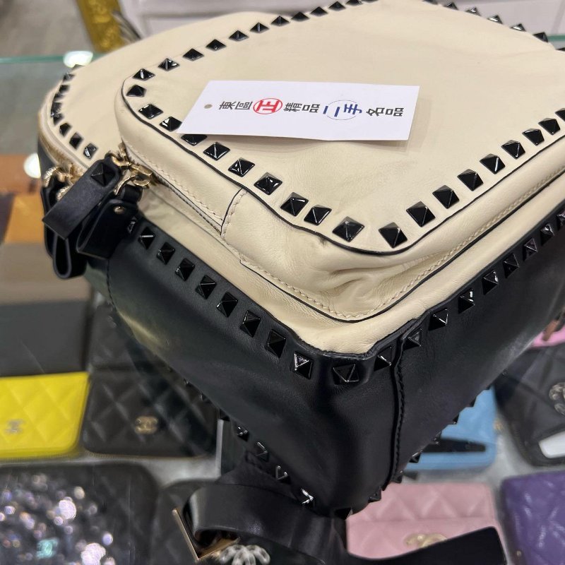 東區正精品㊣VALENTINO GARAVANI 黑色拚白色小牛皮鉚釘雙層拉鍊後背包 RZ4807-8