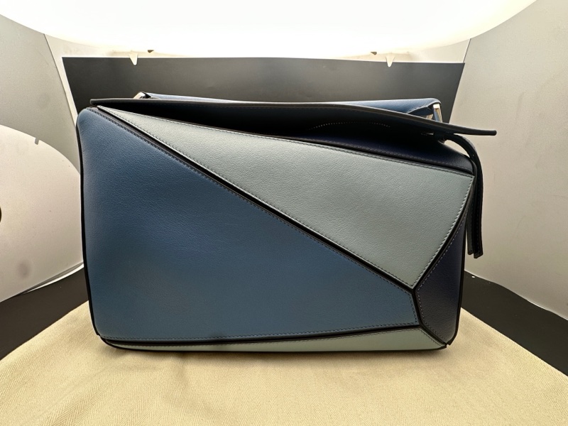 99新羅意威中號藍色拼接斜挎包有塵袋-0