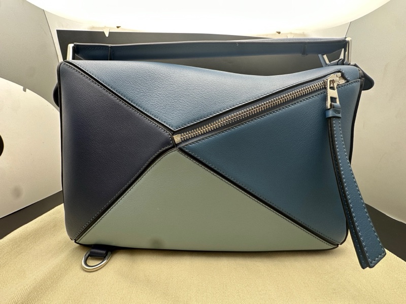 99新羅意威中號藍色拼接斜挎包有塵袋-1