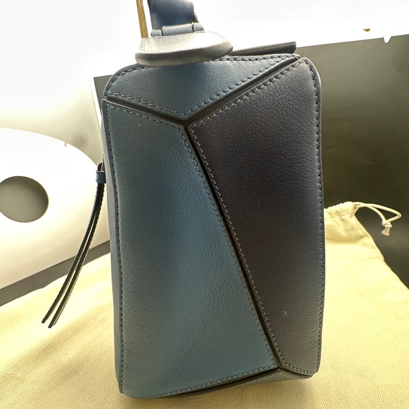 99新羅意威中號藍色拼接斜挎包有塵袋-2