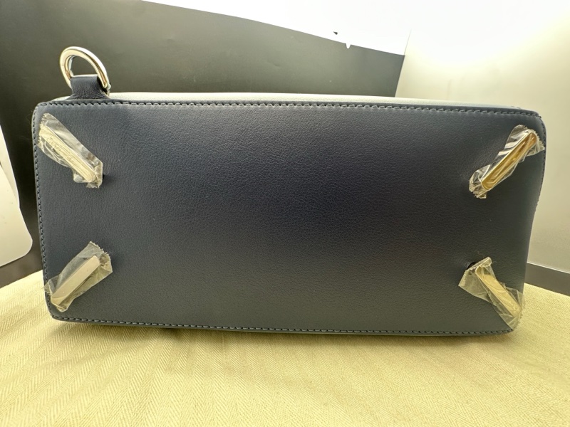 99新羅意威中號藍色拼接斜挎包有塵袋-4