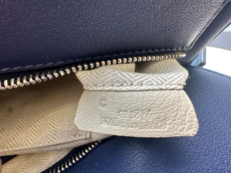 99新羅意威中號藍色拼接斜挎包有塵袋-7