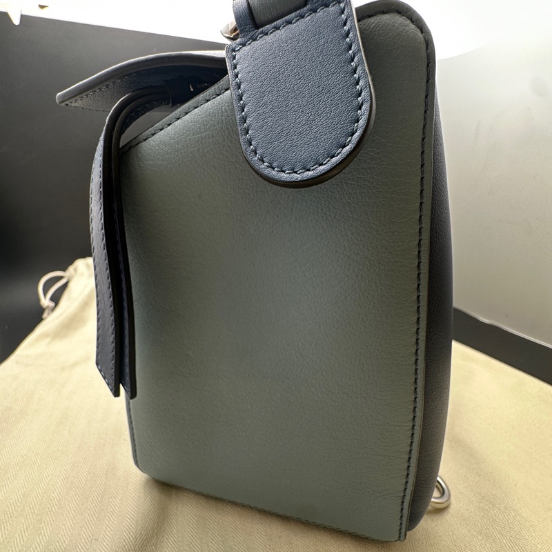 99新羅意威中號藍色拼接斜挎包有塵袋-8