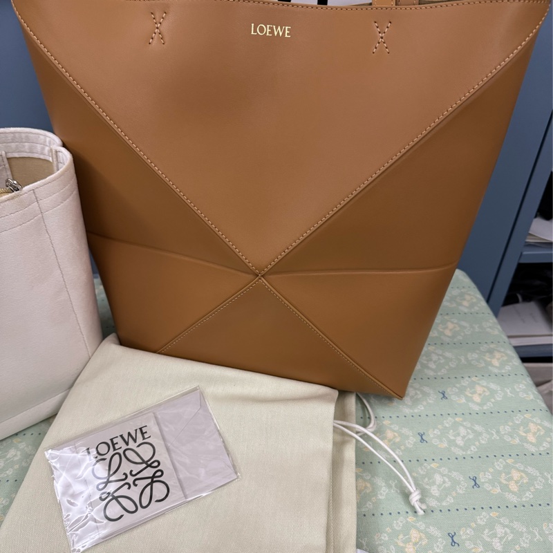 LOEWE中型摺疊包-26