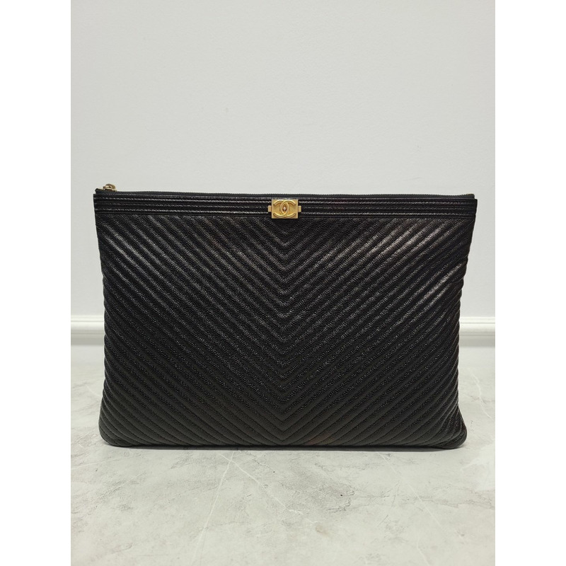 【包稅】CHANEL 魚子醬金色調人字紋男孩手拿包大號系列-0