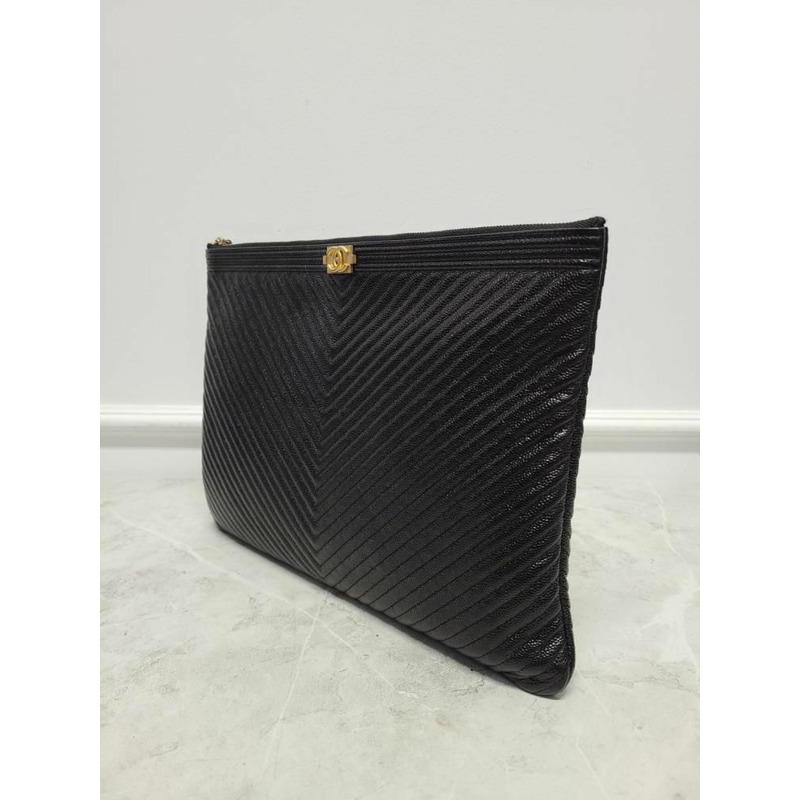 【包稅】CHANEL 魚子醬金色調人字紋男孩手拿包大號系列-1