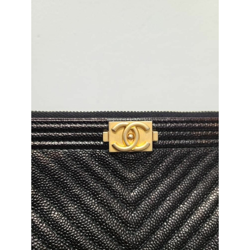 【包稅】CHANEL 魚子醬金色調人字紋男孩手拿包大號系列-3