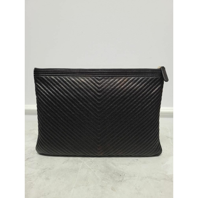 【包稅】CHANEL 魚子醬金色調人字紋男孩手拿包大號系列-5