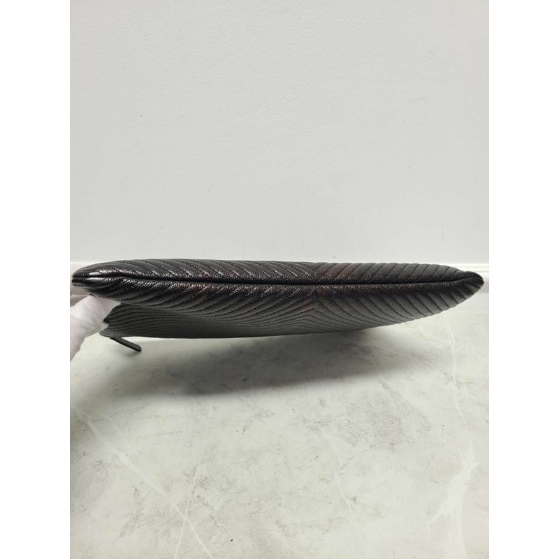 【包稅】CHANEL 魚子醬金色調人字紋男孩手拿包大號系列-6