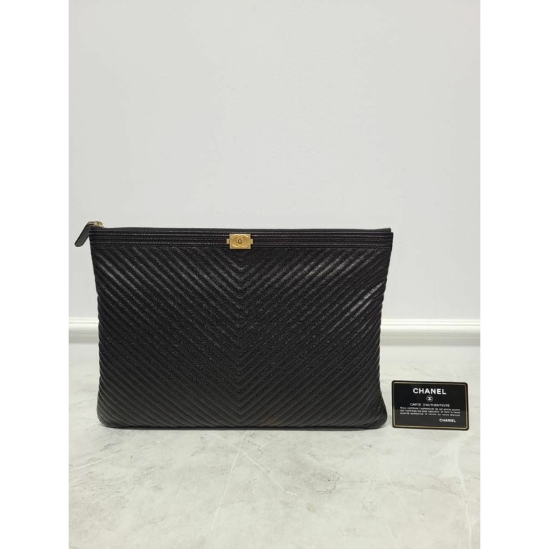 【包稅】CHANEL 魚子醬金色調人字紋男孩手拿包大號系列-7