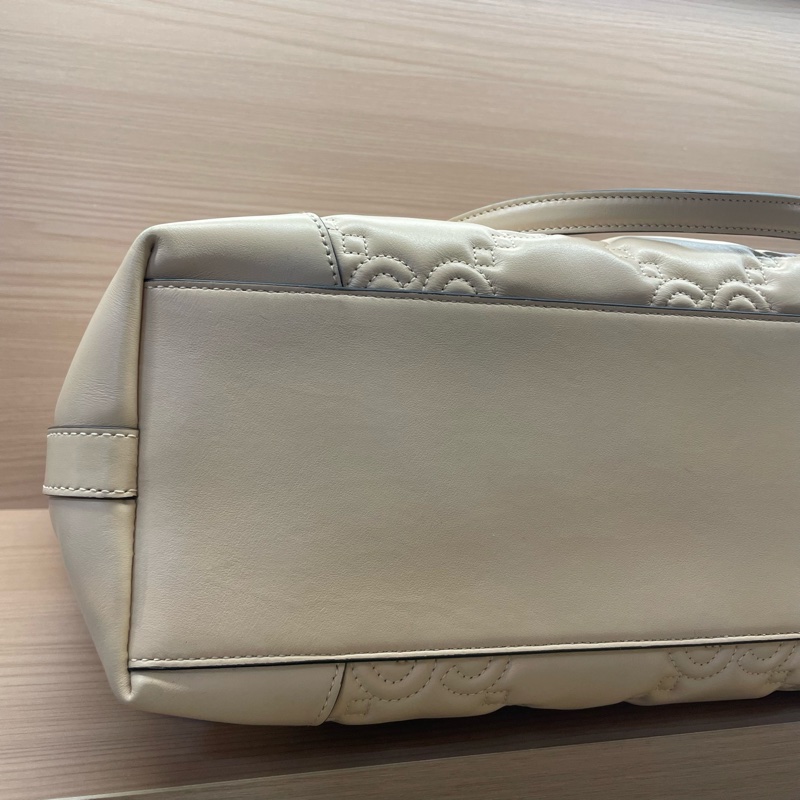 Gucci古驰Horsebit 1955系列托特包，杏色压纹皮革配金色五金-5