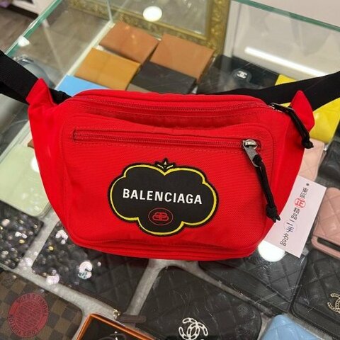 東區正精品㊣BALENCIAGA 紅色帆布貼布拉鍊胸口包斜背包肩背包腰包 RA1696
