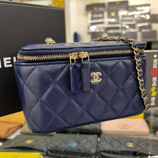 東區正精品㊣CHANEL AP1341 全新香奈兒藍色荔枝牛皮內鏡子雙拉鍊金皮穿鍊化妝箱包斜背包 RZ4681-1