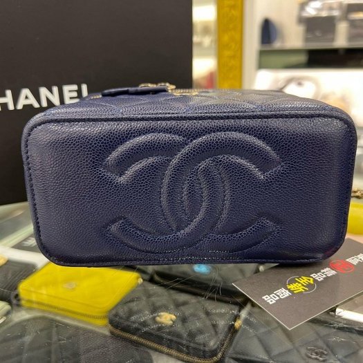 東區正精品㊣CHANEL AP1341 全新香奈兒藍色荔枝牛皮內鏡子雙拉鍊金皮穿鍊化妝箱包斜背包 RZ4681-8