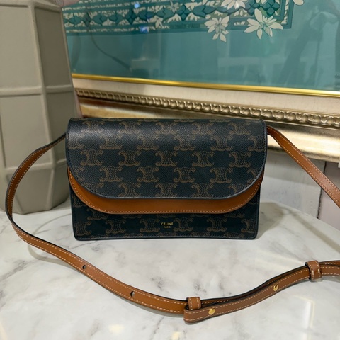Celine PVC咖皮邊Strap WOC金釦下蓋8卡肩斜背包10D852CG9.04LU