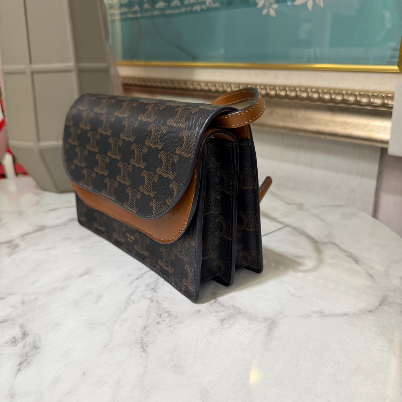 Celine PVC咖皮邊Strap WOC金釦下蓋8卡肩斜背包10D852CG9.04LU-3