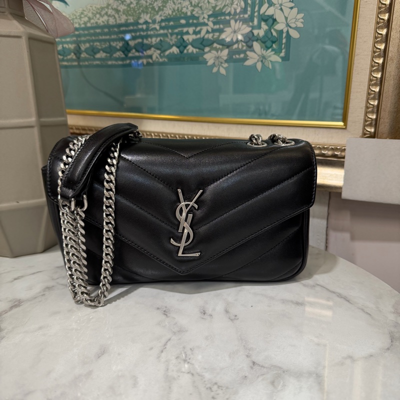 YSL 黑羊皮V型紋LouLou MateLasse絎縫銀釦下蓋肩斜背鏈包-0