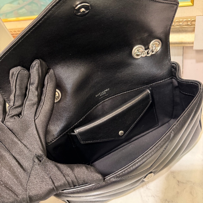 YSL 黑羊皮V型紋LouLou MateLasse絎縫銀釦下蓋肩斜背鏈包-5