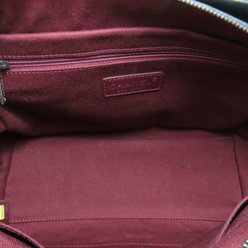 香奈兒 (Chanel) 女士鏈條肩背包，飾有 Coco 標誌和銀色五金配件，小牛皮材質，CHANEL-4