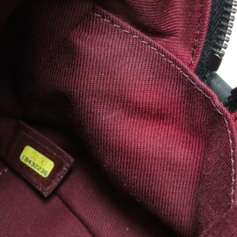 香奈兒 (Chanel) 女士鏈條肩背包，飾有 Coco 標誌和銀色五金配件，小牛皮材質，CHANEL-11