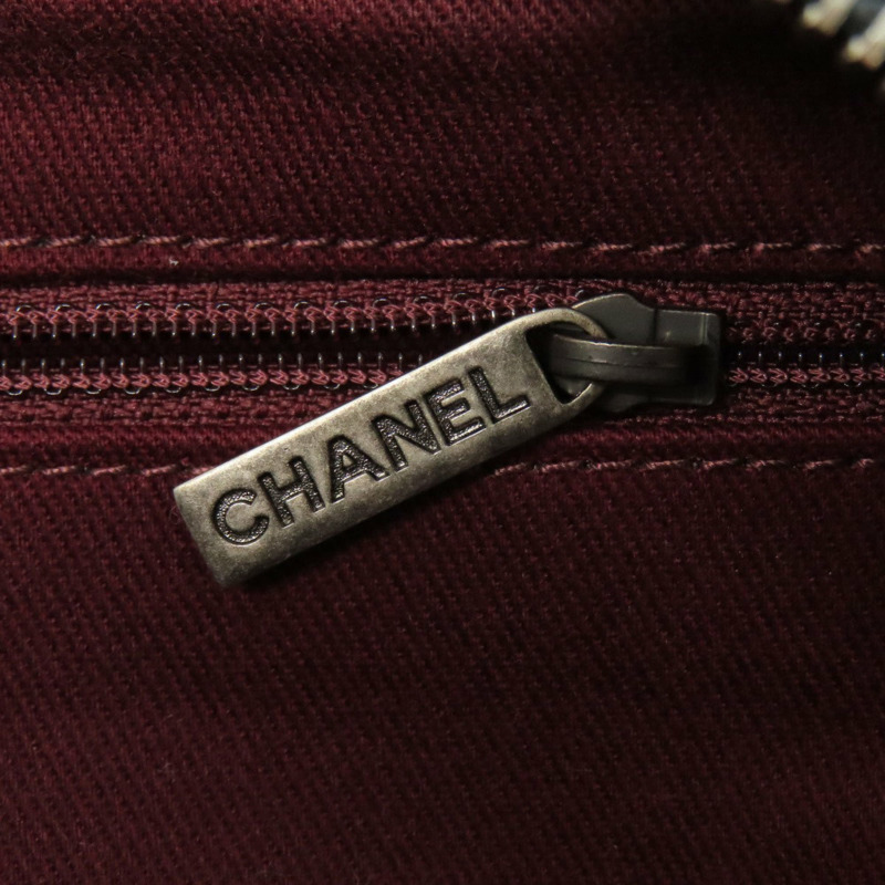 香奈兒 (Chanel) 女士鏈條肩背包，飾有 Coco 標誌和銀色五金配件，小牛皮材質，CHANEL-12